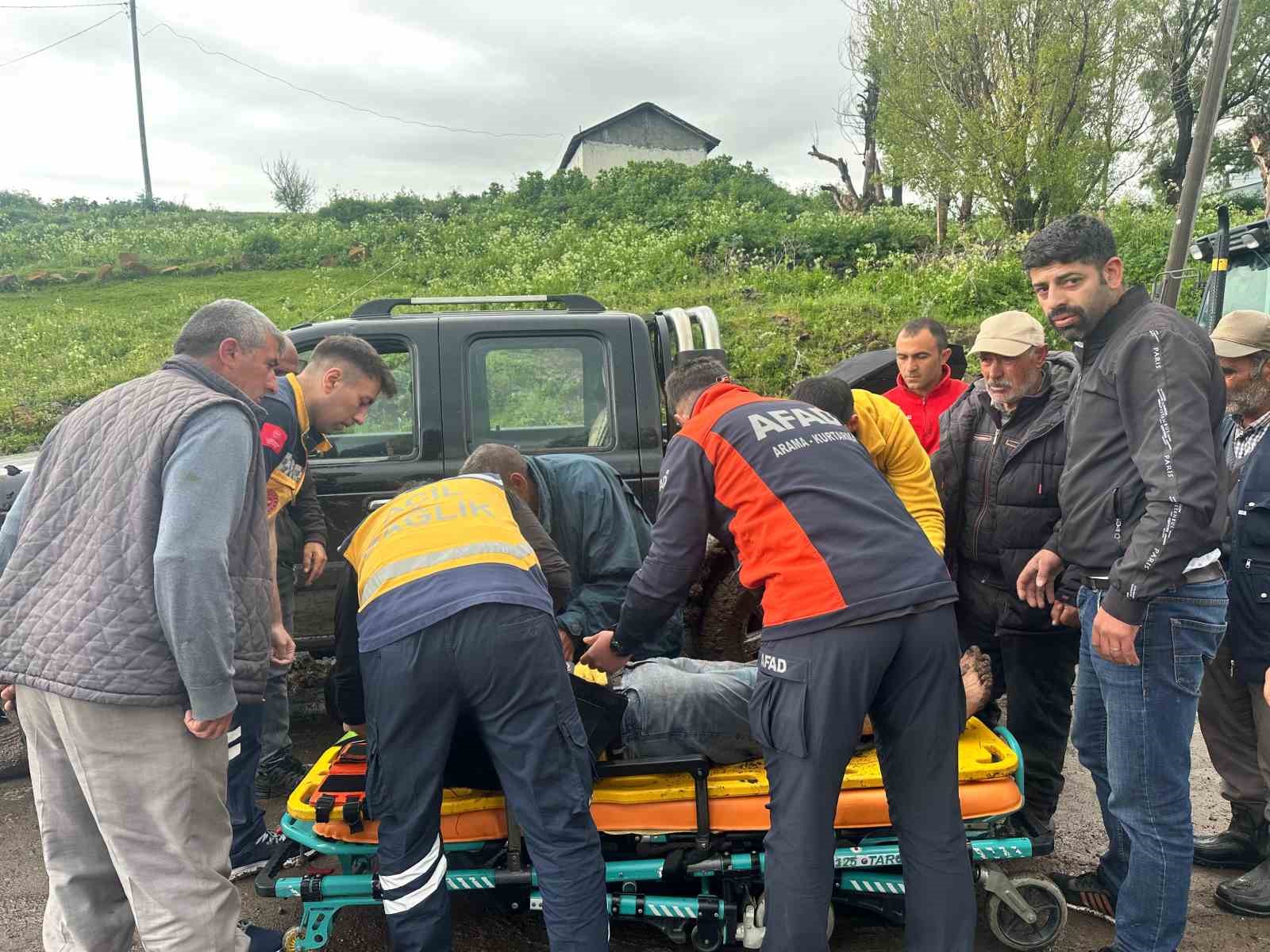 Kars’ta araziye yıldırım düştü, hayvanlarını otlatan bir kişi yaralandı 