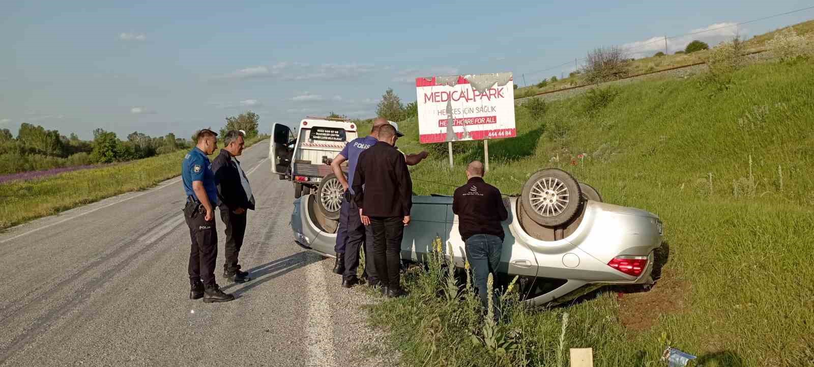 Takla atan araçtan yara almadan kurtuldu 