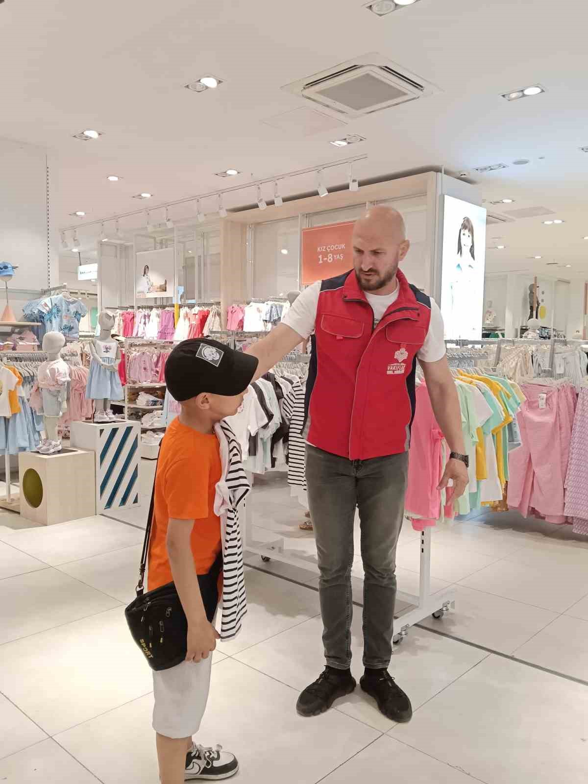 Yetim çocuklara bayramda giyim desteği 