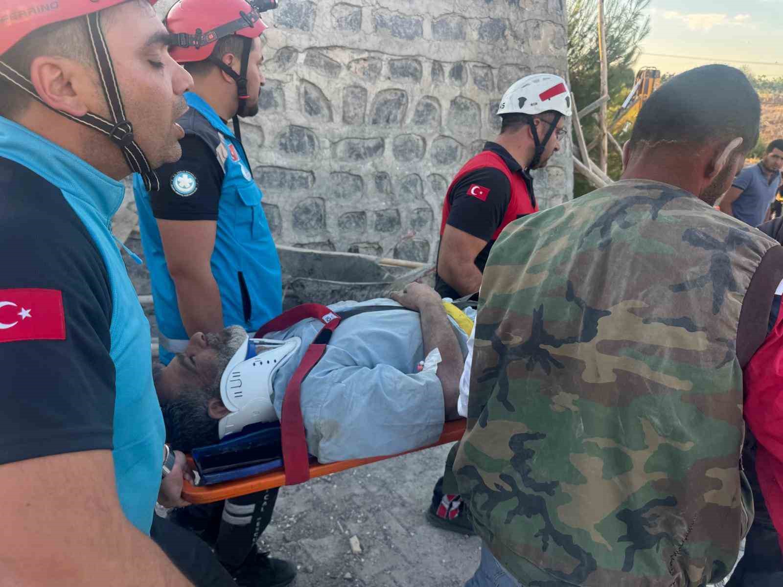Çöken istinat duvarının altında kalan 4 işçi yaralandı 