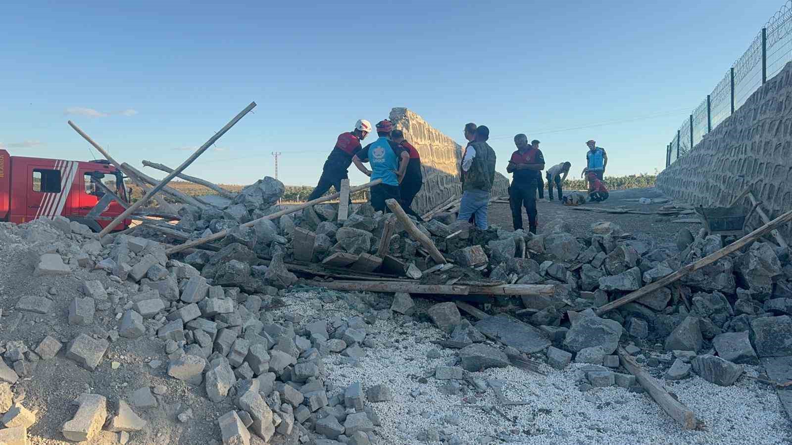 Çöken istinat duvarının altında kalan 4 işçi yaralandı 
