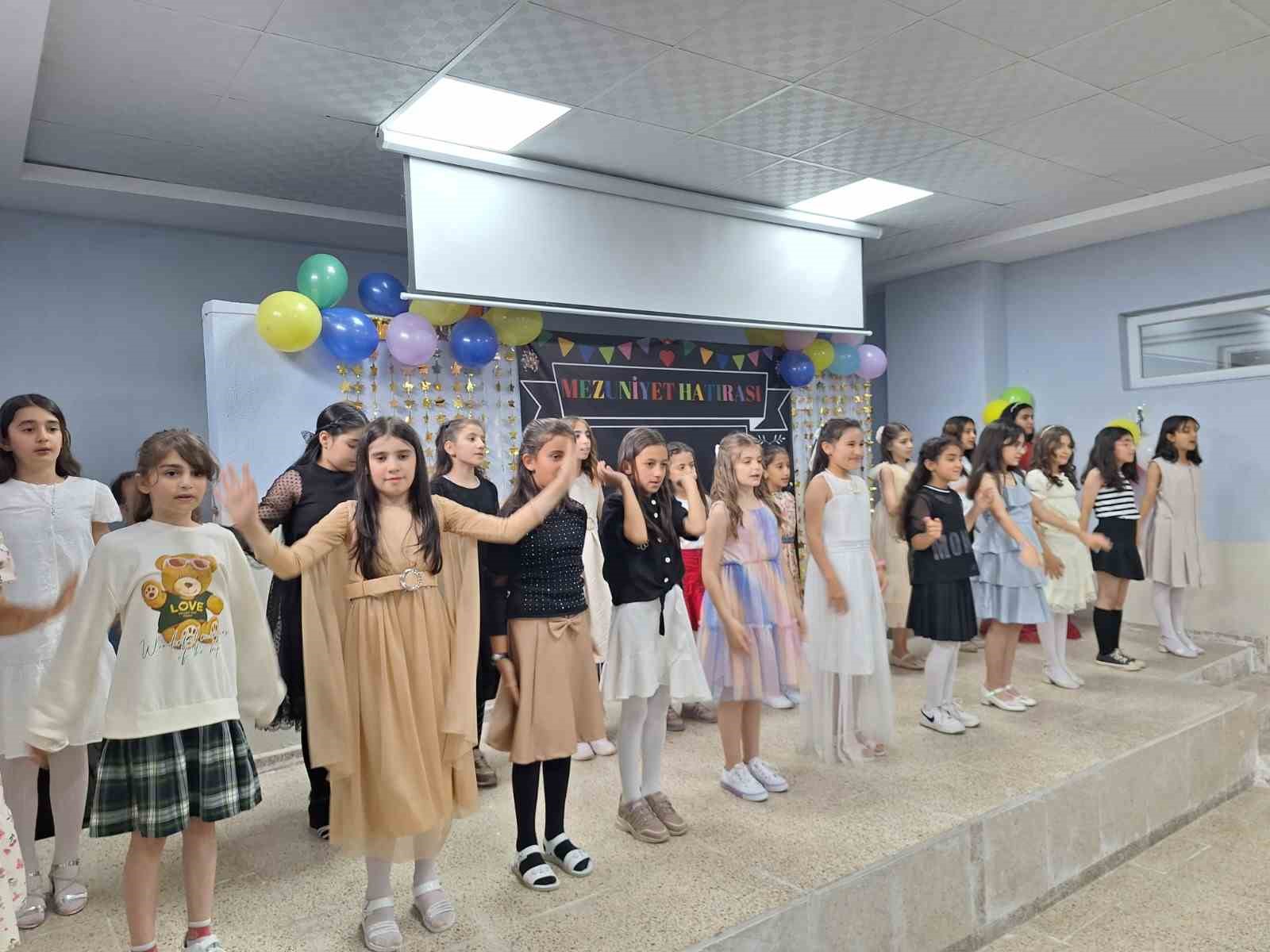 Muş’ta miniklerin mezuniyet heyecanı 