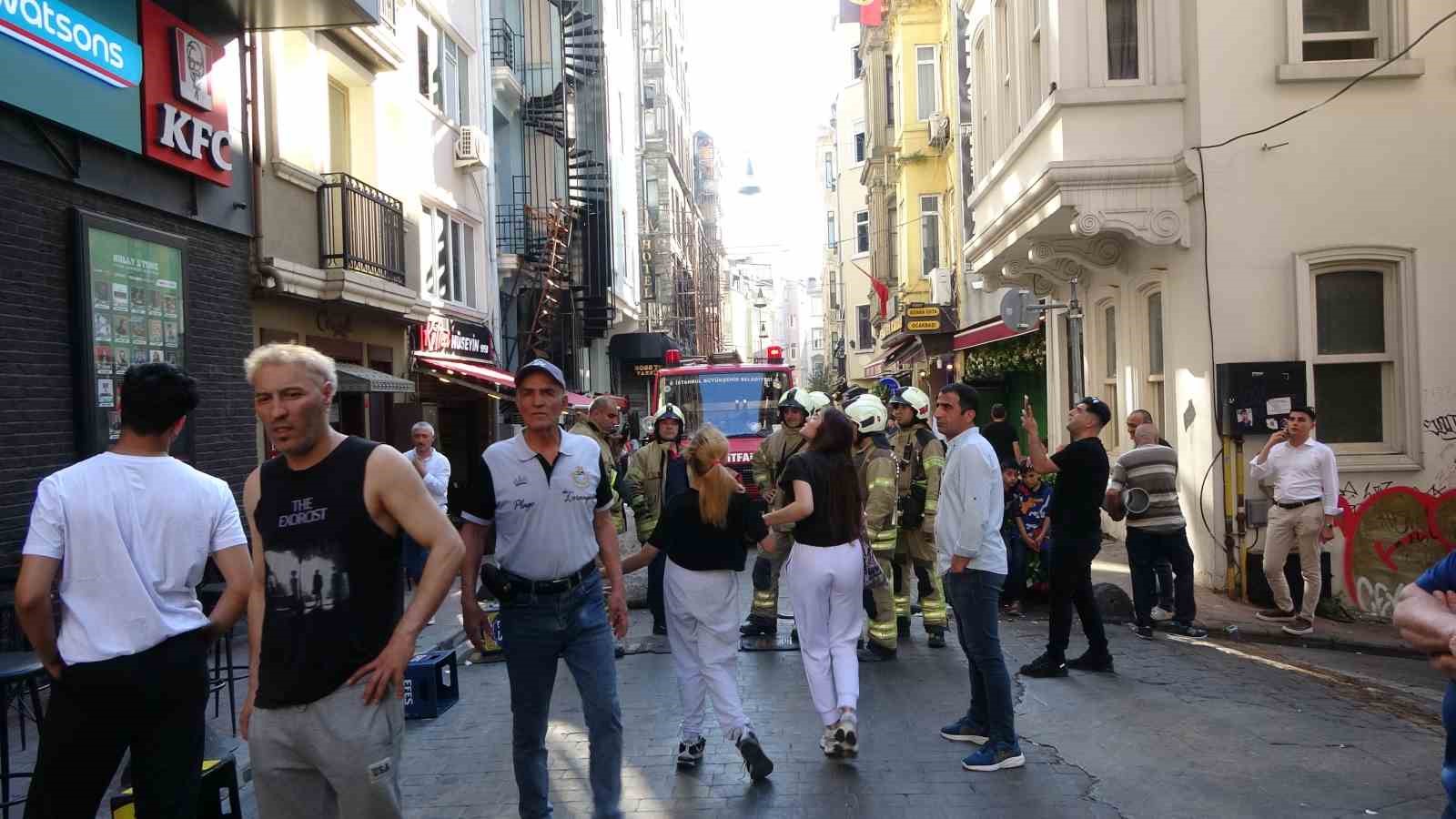 Beyoğlu’nda 7 katlı iş yerinde korkutan yangın 