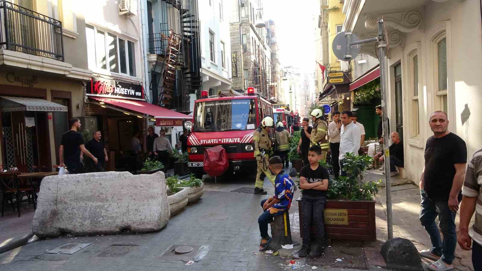 Beyoğlu’nda 7 katlı iş yerinde korkutan yangın 