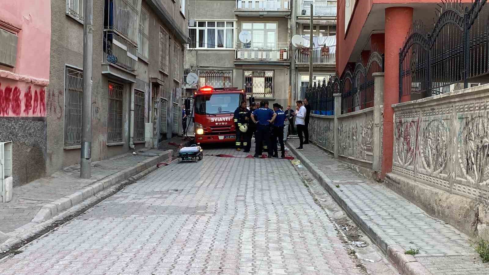 Boğazına bıçak dayadı, evini ateşe verdi 