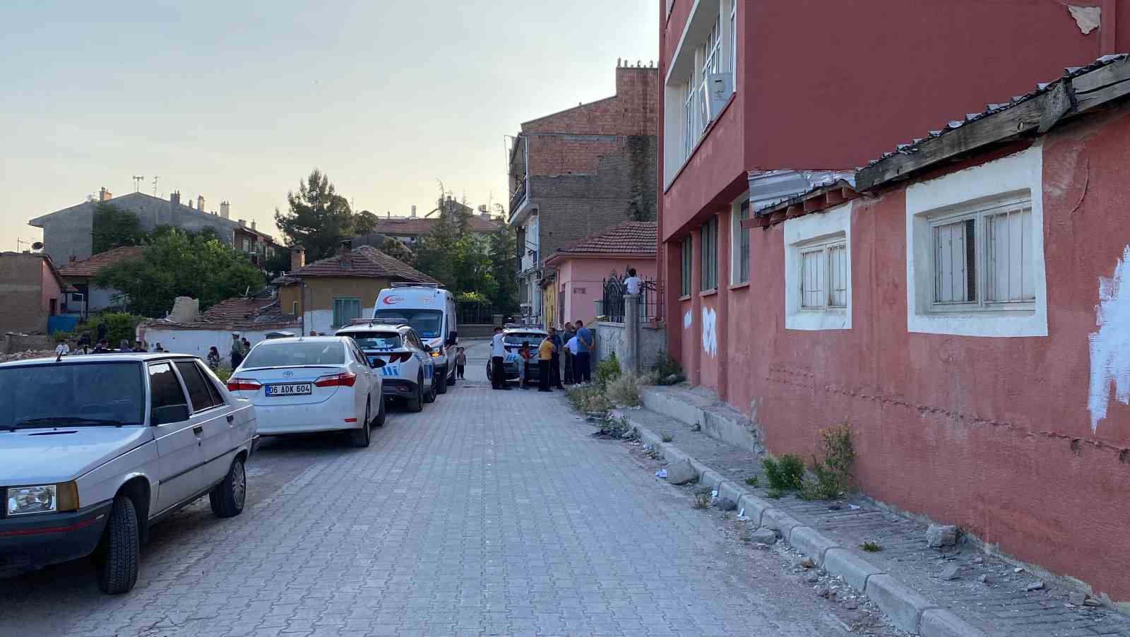 Boğazına bıçak dayadı, evini ateşe verdi 