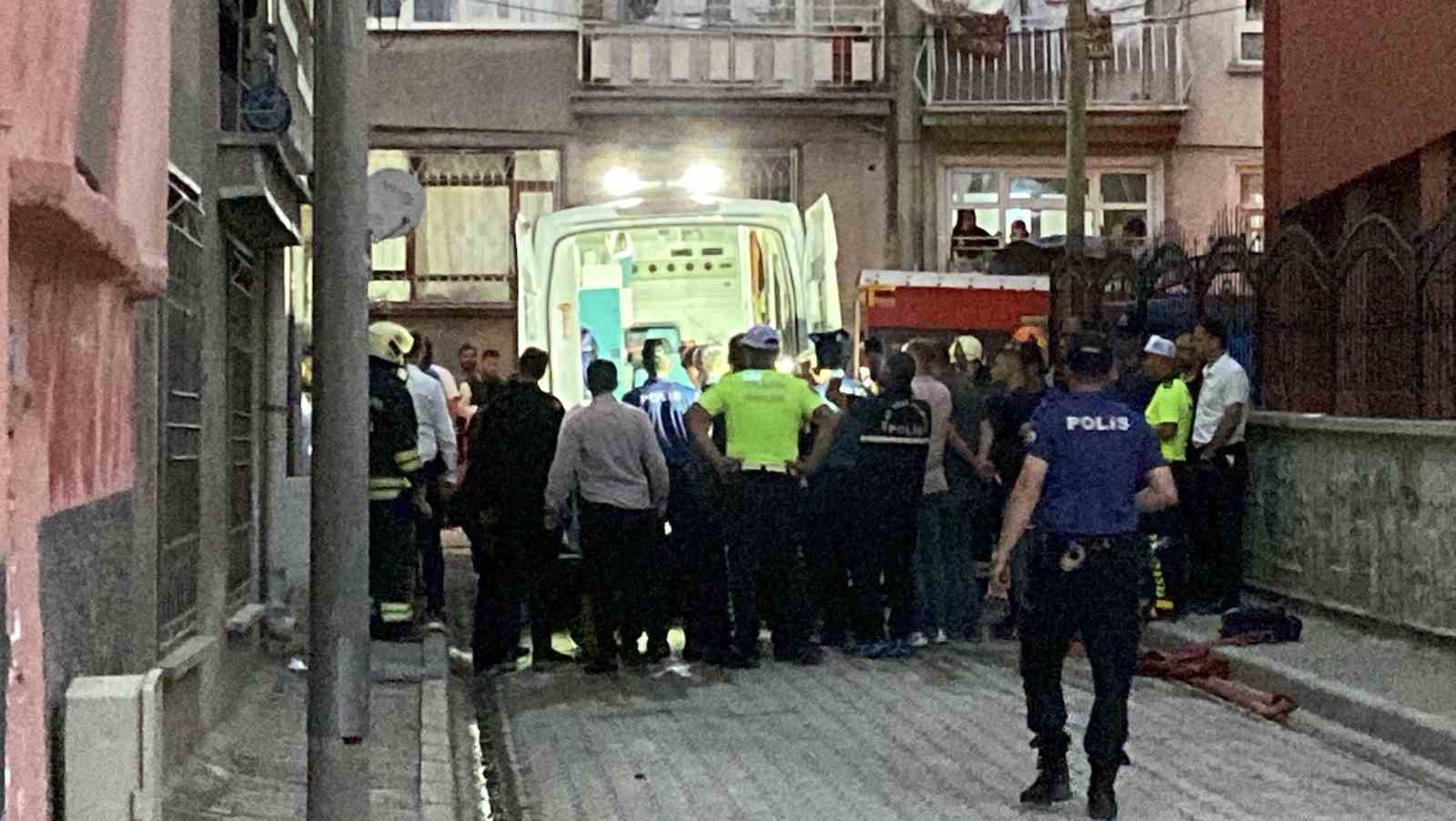 Boğazına bıçak dayadı, evini ateşe verdi 