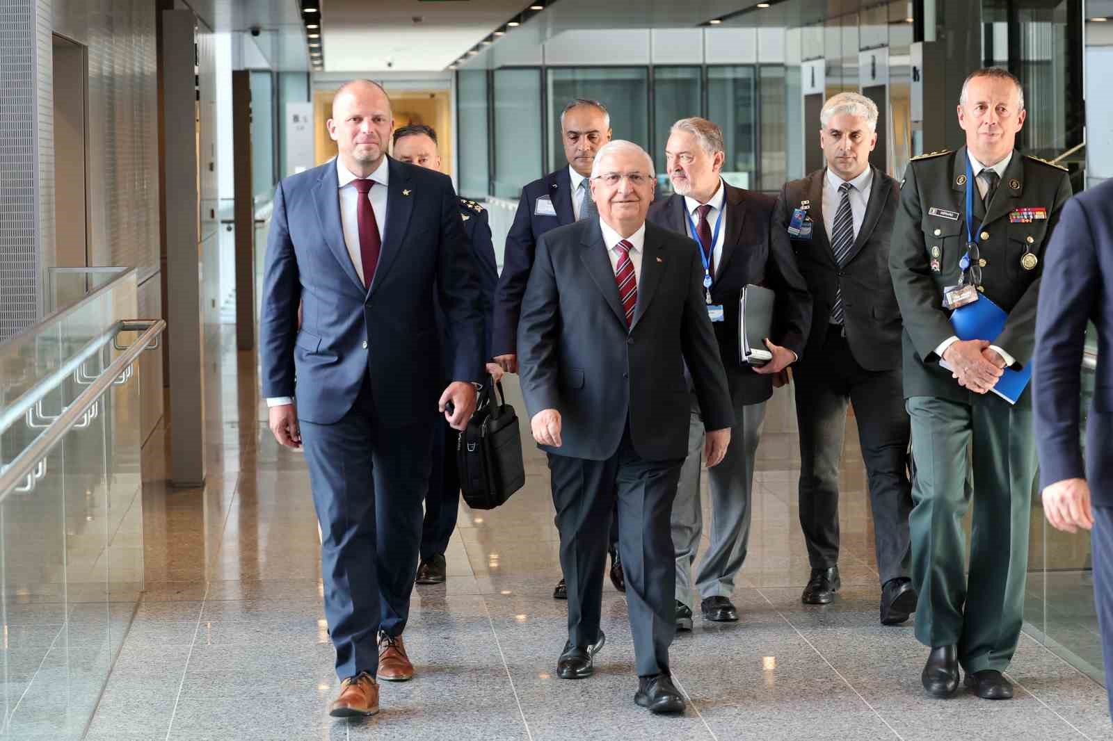Milli Savunma Bakanı Güler Belçika Savunma Bakanı Francken ile görüştü 