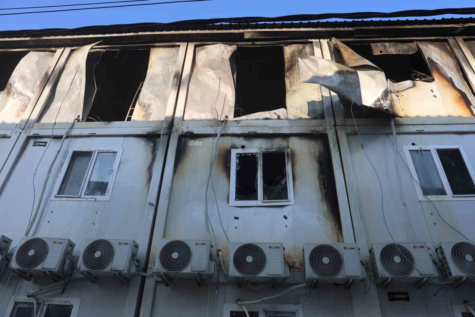 Şantiyede çıkan yangın büyümeden itfaiye ekipleri söndürüldü 