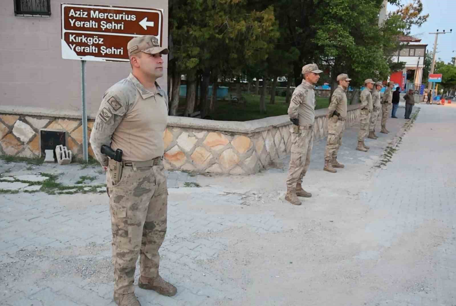 Önce kafasına vurdu, sonra boğazını kesip öldürdü 