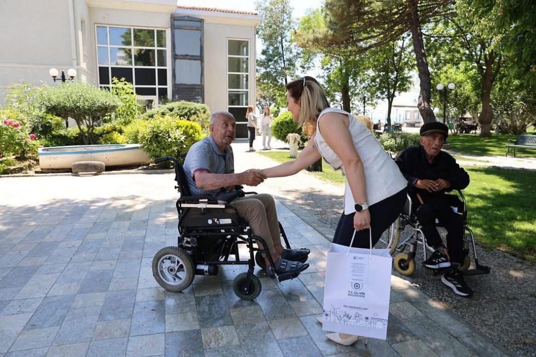 Silivri’de huzurevlerine bayram ziyareti 