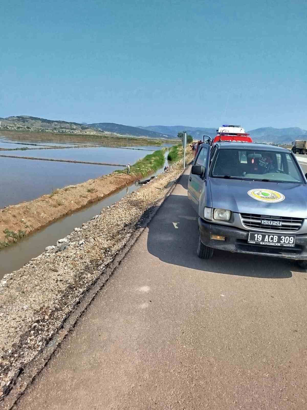 Çorum’da otomobil sulama kanalına devrildi: 1’i bebek, 3 yaralı 