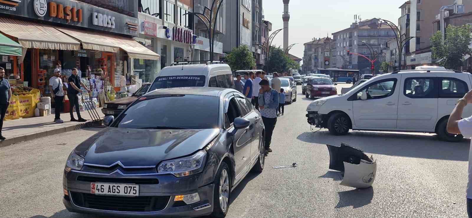 Çorum’da 3 aracın karıştığı kaza kamerada 