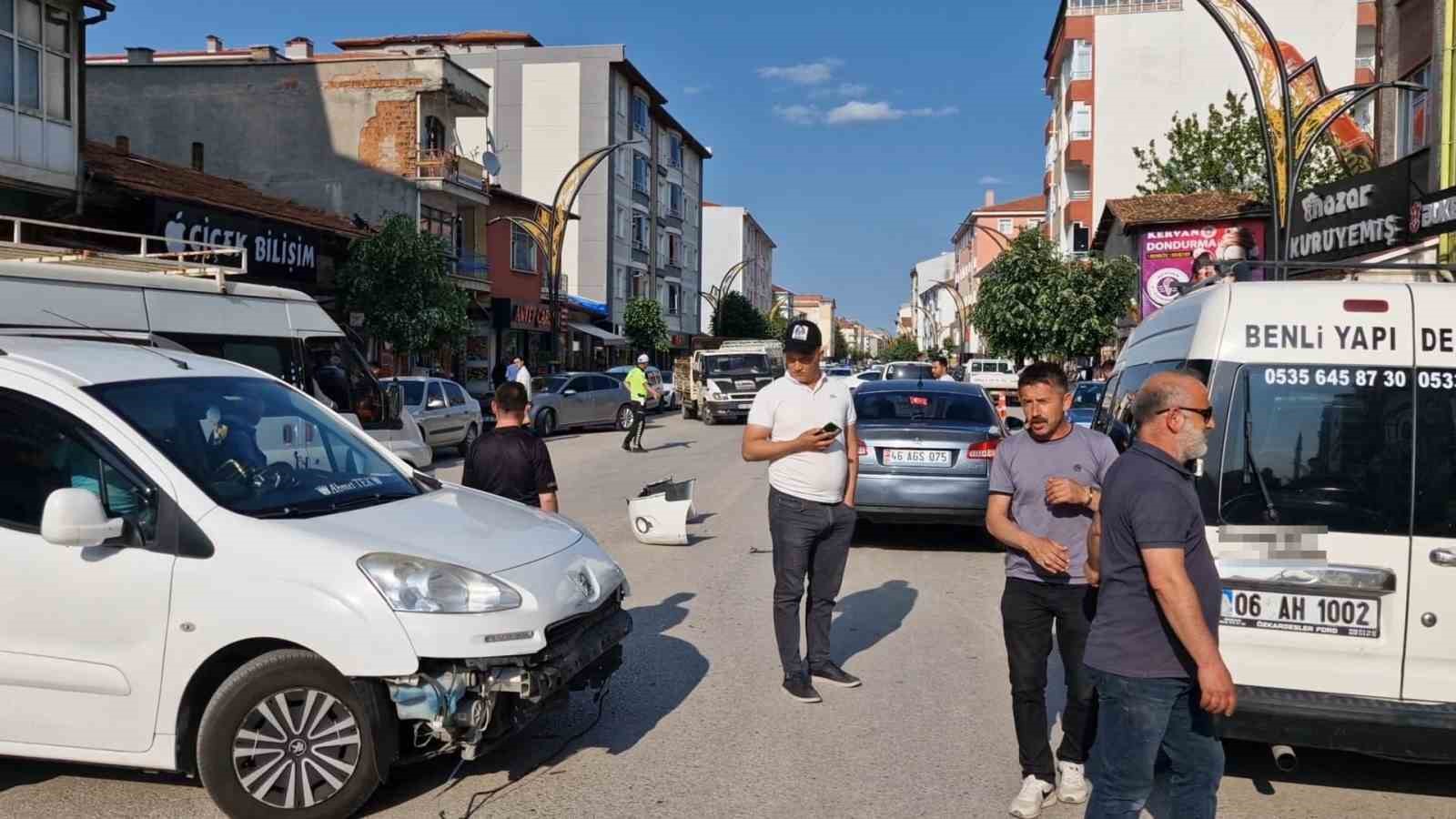Çorum’da 3 aracın karıştığı kaza kamerada 