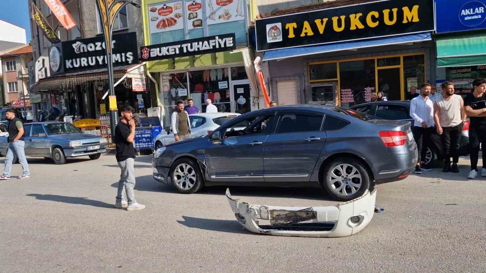 Çorum’da 3 aracın karıştığı kaza kamerada 