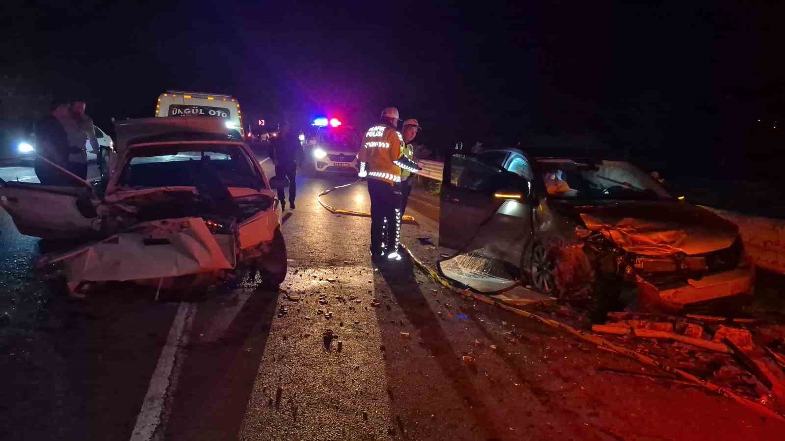 Bartın’da iki araç kafa kafaya çarpıştı: 4 yaralı 