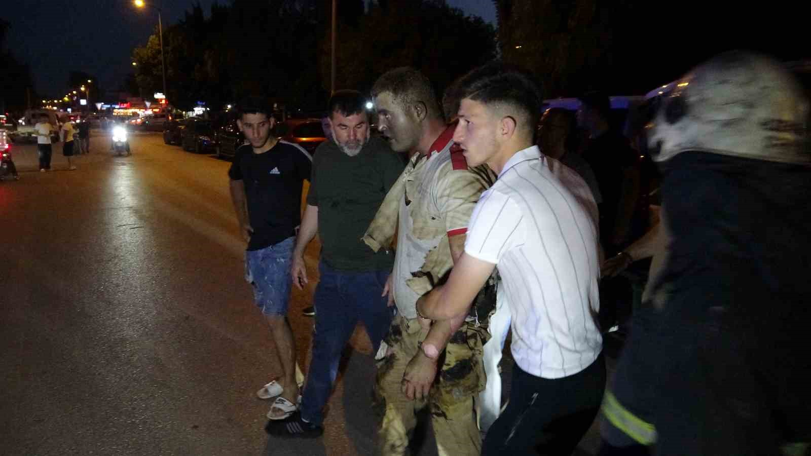 Yolcu minibüsü alev alev yandı, yangına müdahale etmeye çalışan sürücü yaralandı 