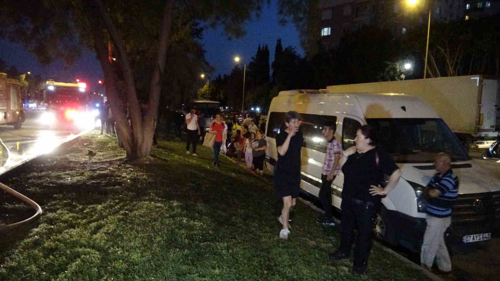 Yolcu minibüsü alev alev yandı, yangına müdahale etmeye çalışan sürücü yaralandı 