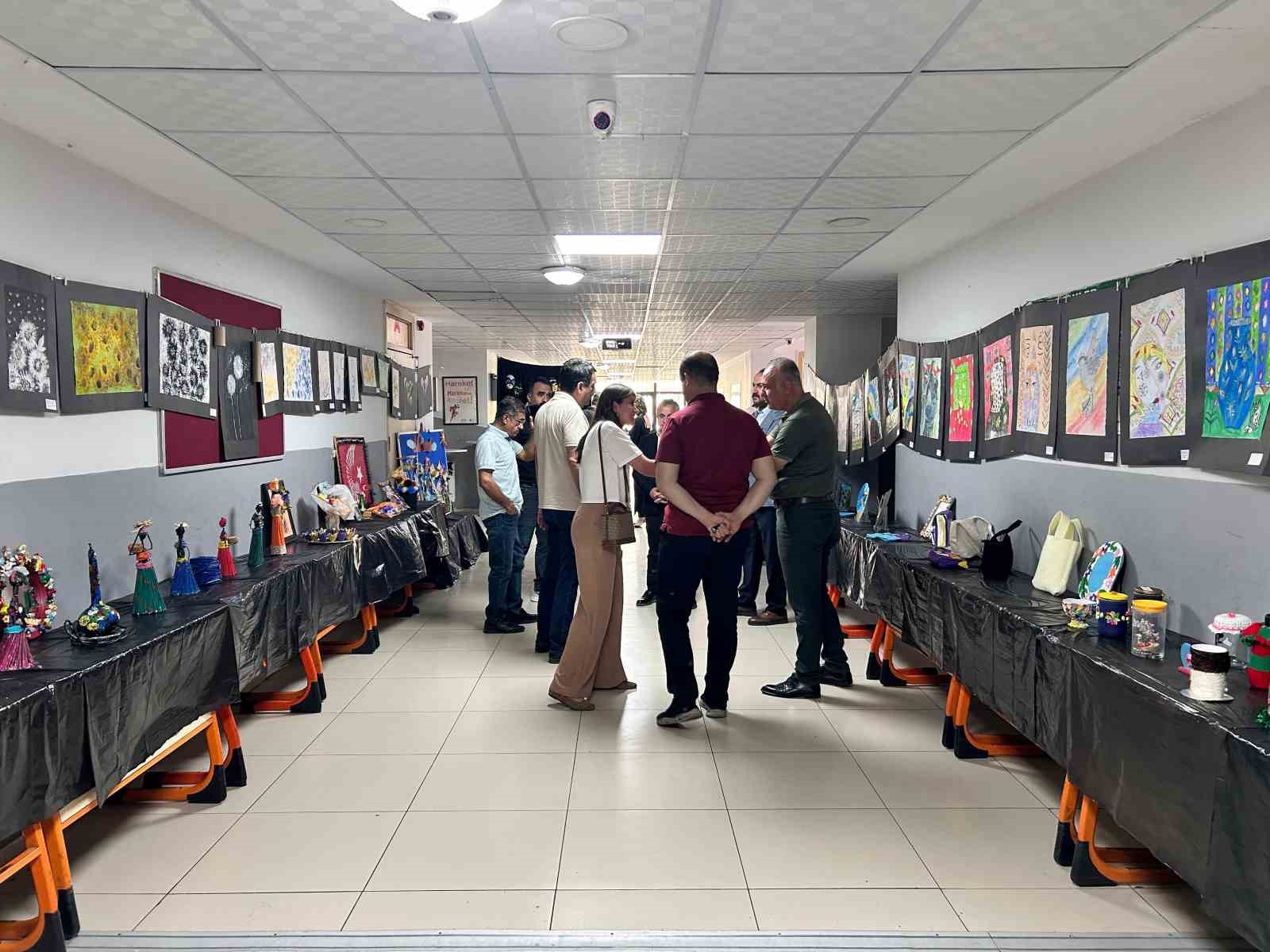 İskenderun’da özel eğitim öğrencilerinin geri dönüşüm sergisi açıldı 