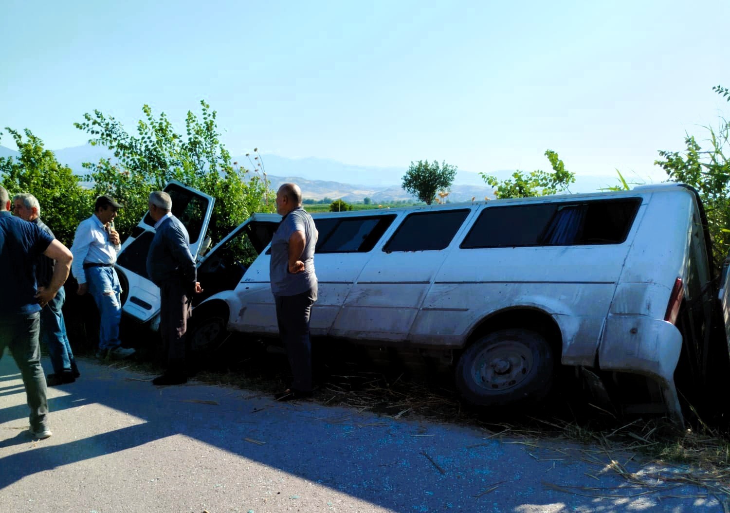 Yoldan çıkan işçi servisi sazlıkların arasına devrildi: 6 yaralı 