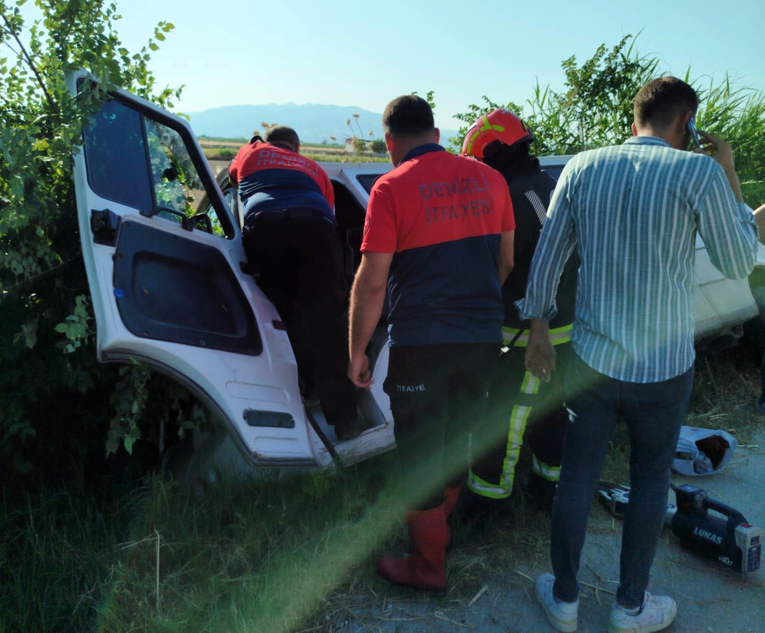 Yoldan çıkan işçi servisi sazlıkların arasına devrildi: 6 yaralı 
