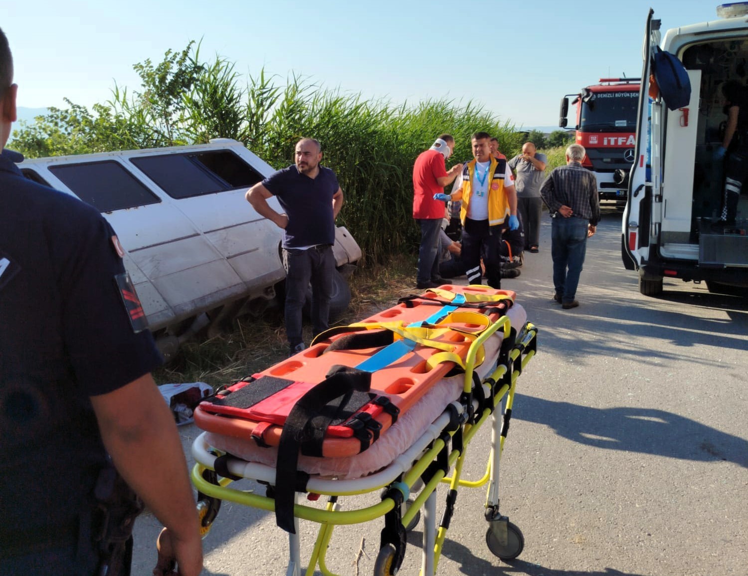Yoldan çıkan işçi servisi sazlıkların arasına devrildi: 6 yaralı 