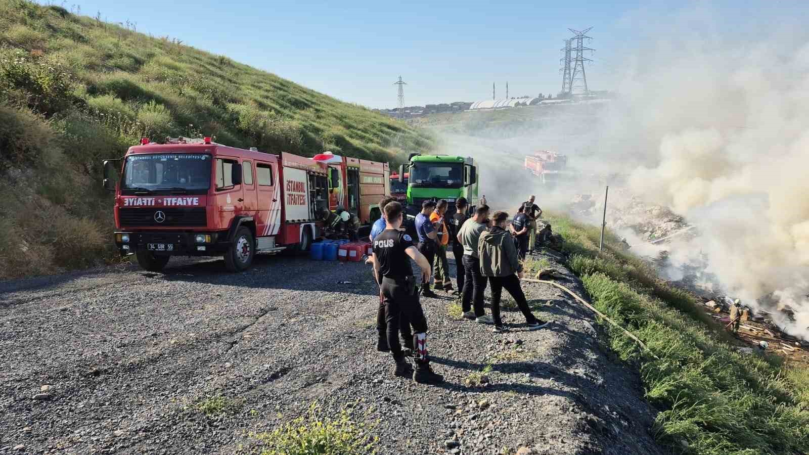 Sultangazi’de katı atık toplama alanında yangın çıktı 