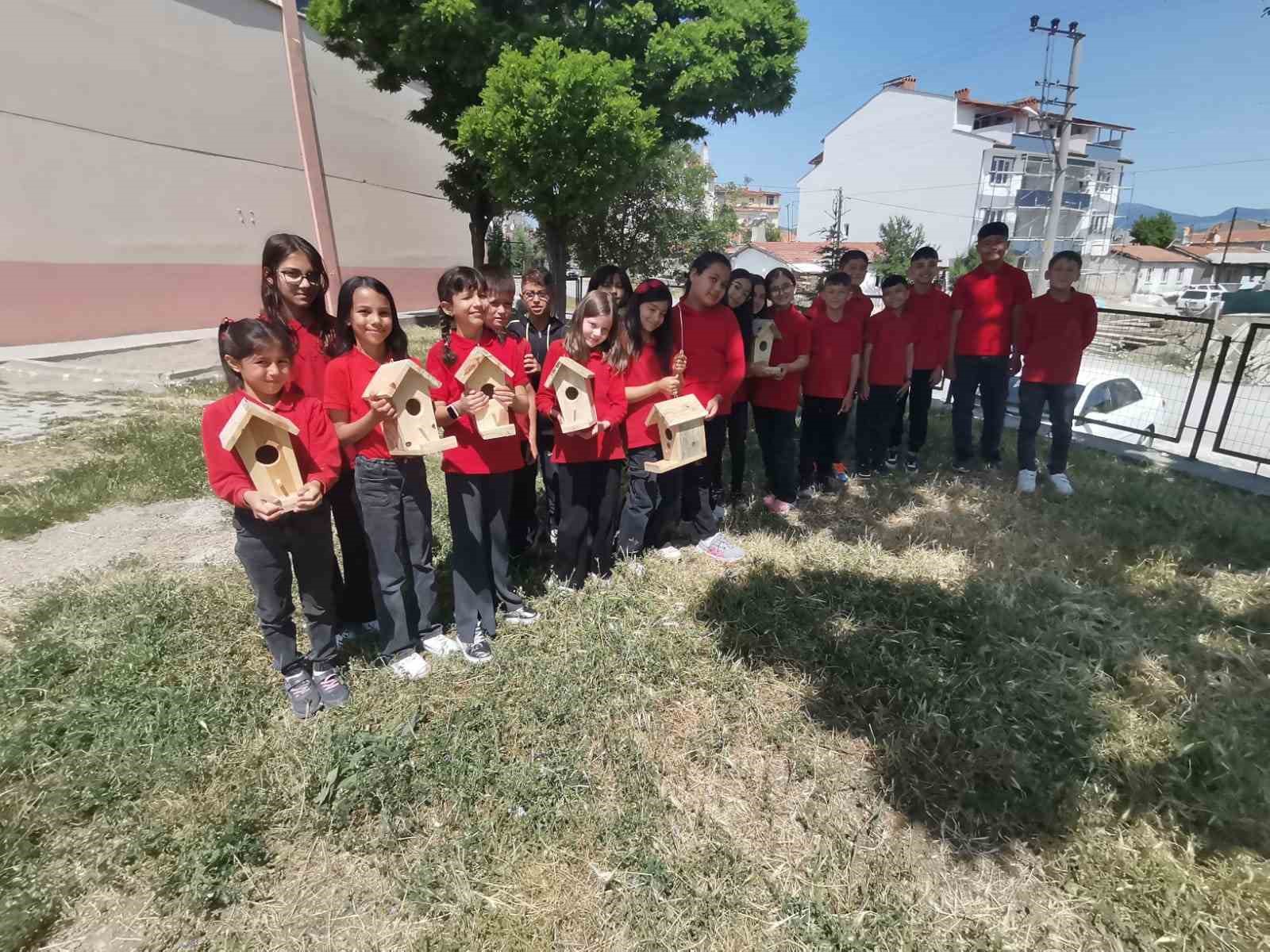 Hisarcık’ta minik öğrenciler ağaçlara kuş yuvası astı 