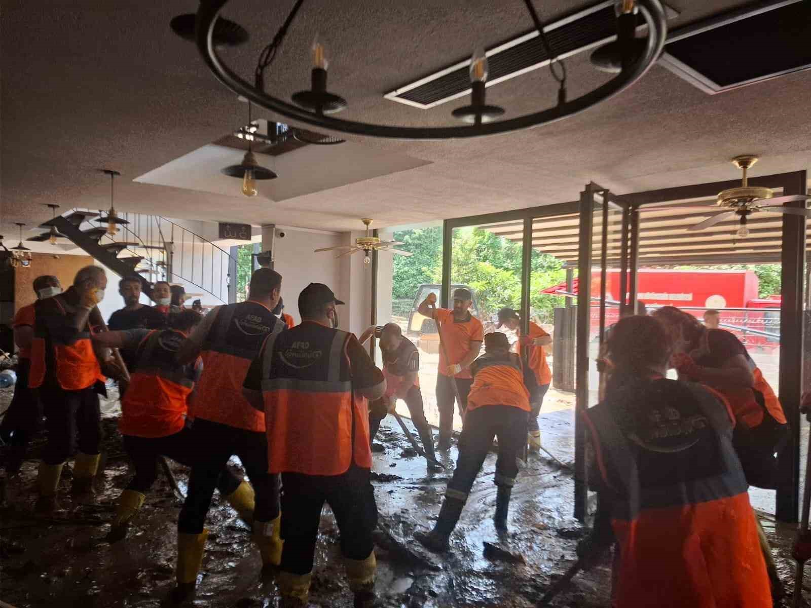 Bayburt AFAD ekibi sel felaketinin yaşandığı Trabzon’a destek ekip olarak gönderildi 