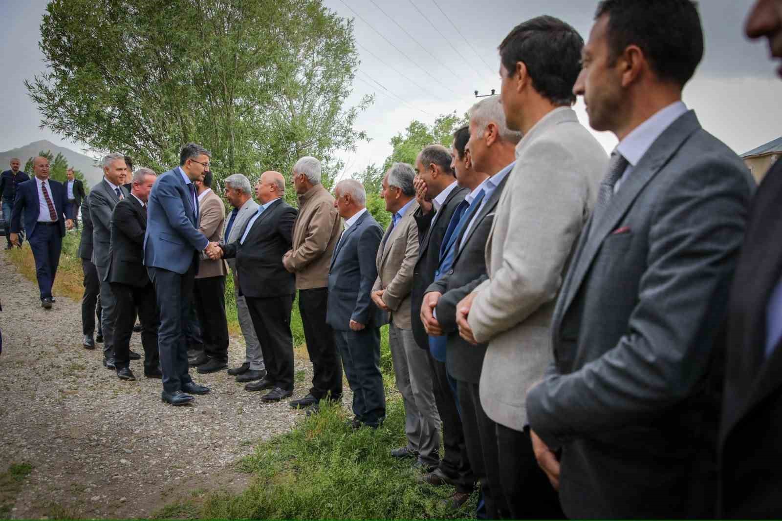Vali Çelik’ten köy ziyareti 
