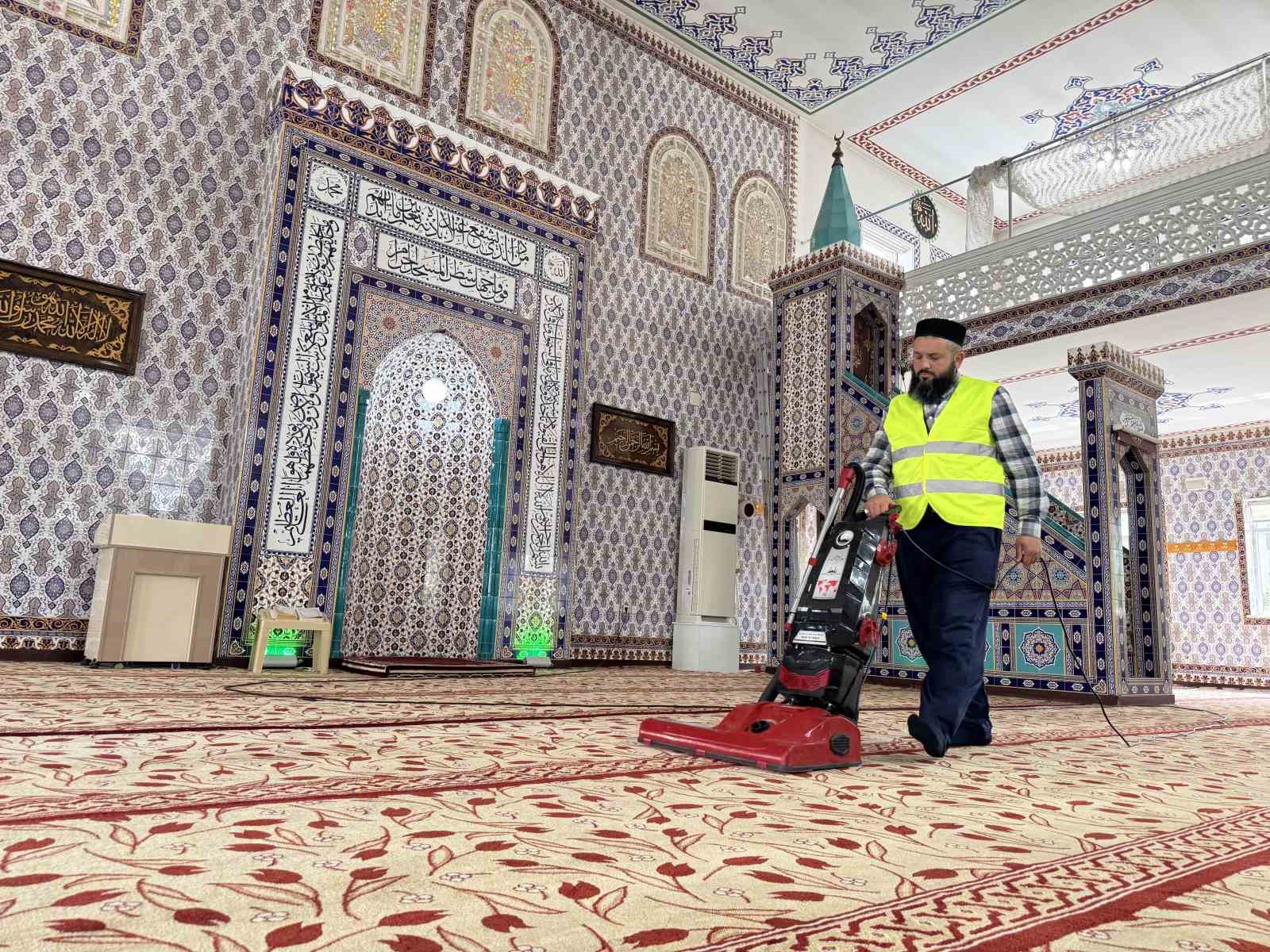 Melikgazi Belediyesi’nden bayram öncesi kapsamlı cami ve mezarlık temizliği 