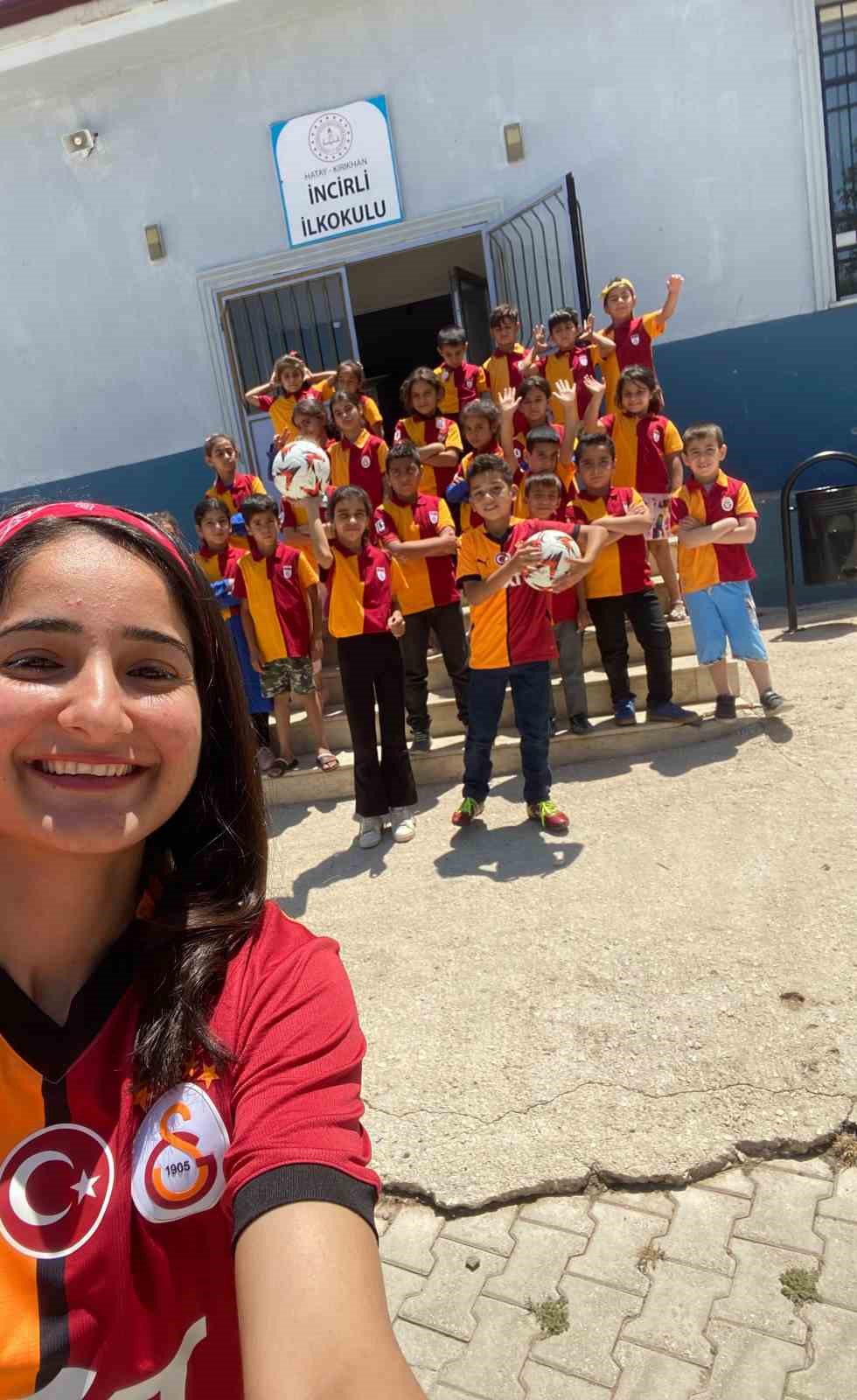 Yunus Akgün, köy okulundaki öğrencileri gönderdiği formalarla sevindirdi 