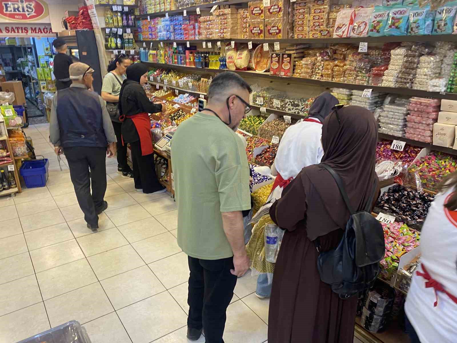 Kurban Bayramı’na bir gün kala kuruyemişçilerin işleri yoğunlaştı 