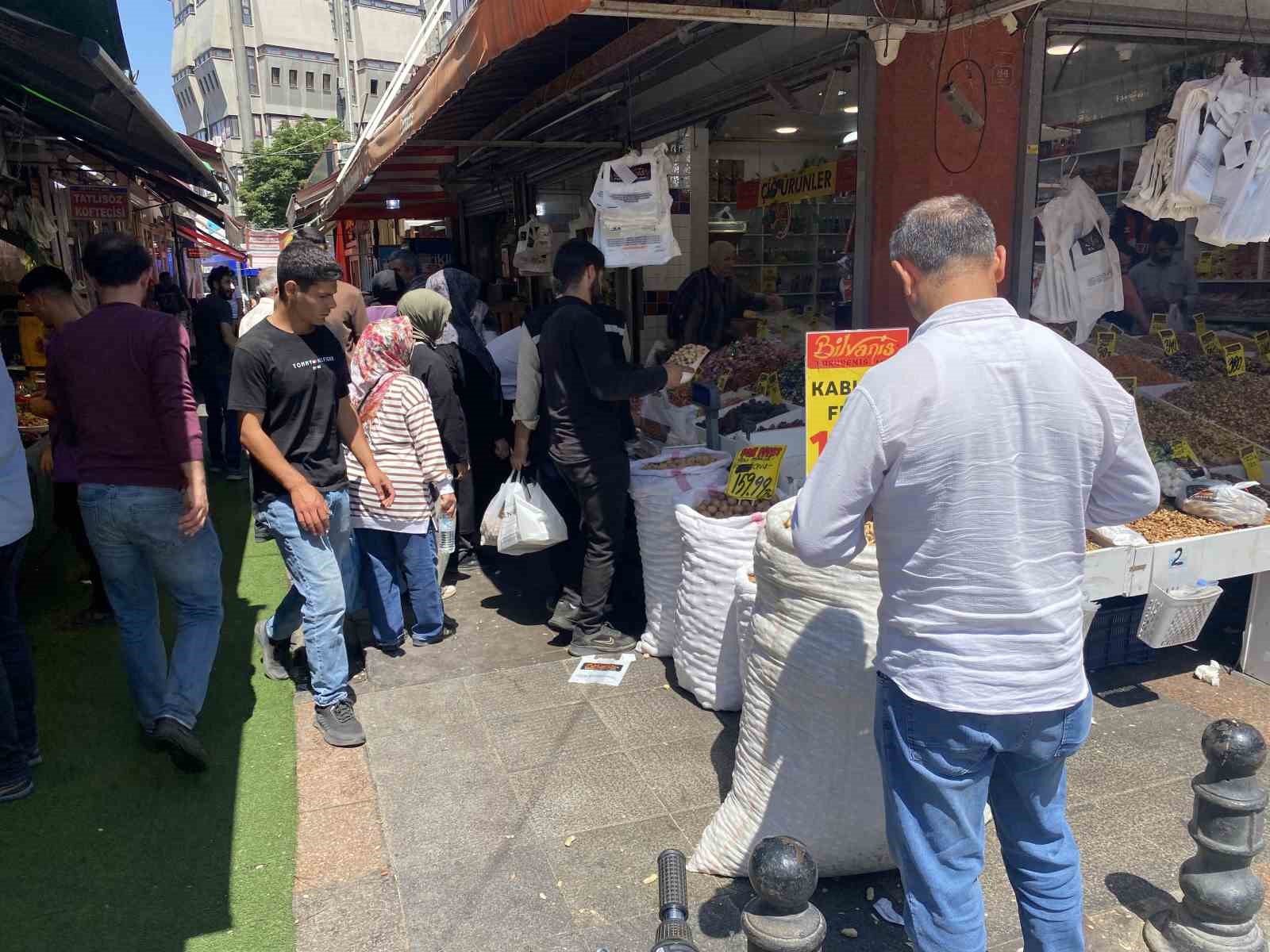 Kurban Bayramı’na bir gün kala kuruyemişçilerin işleri yoğunlaştı 