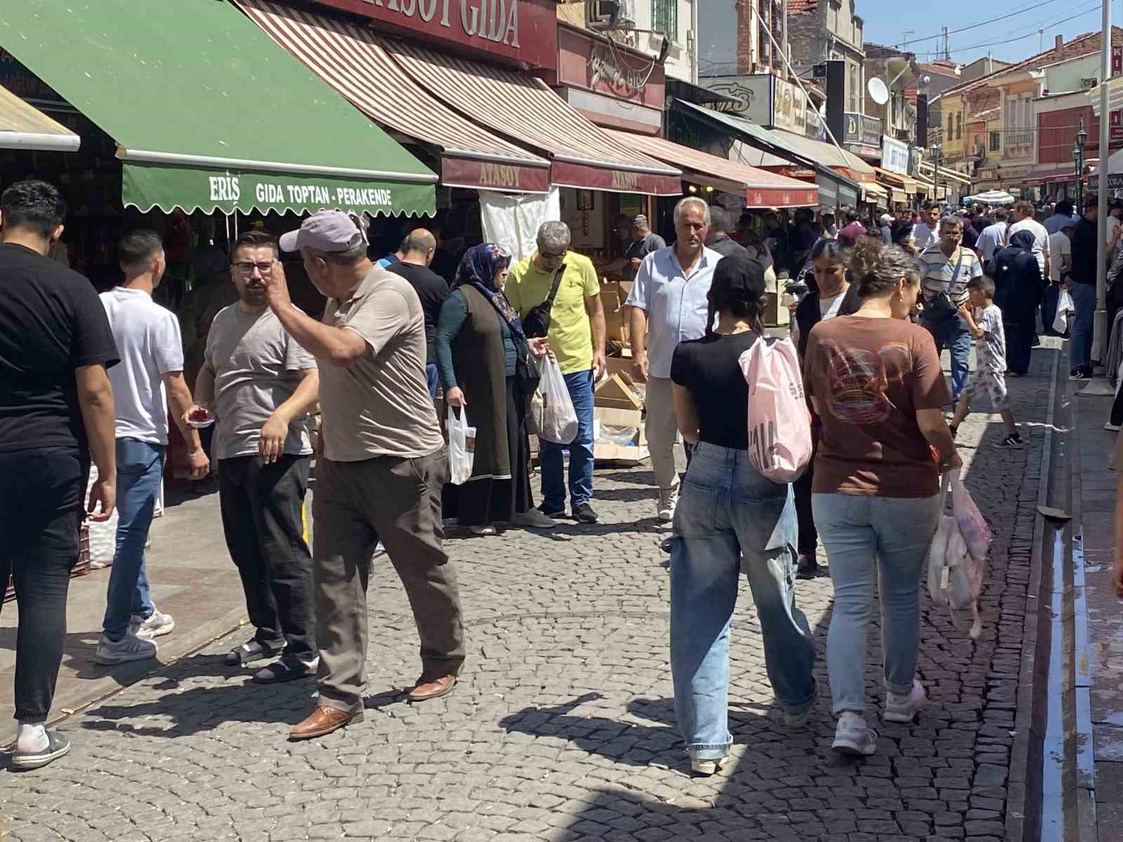 Kurban Bayramı’na bir gün kala kuruyemişçilerin işleri yoğunlaştı 
