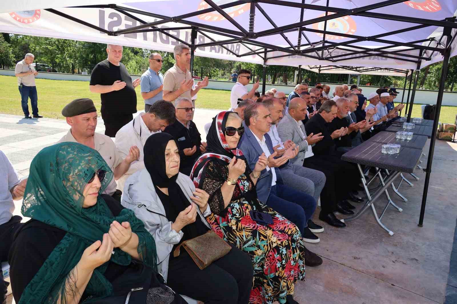 Arefe gününde şehitler dualarla anıldı 