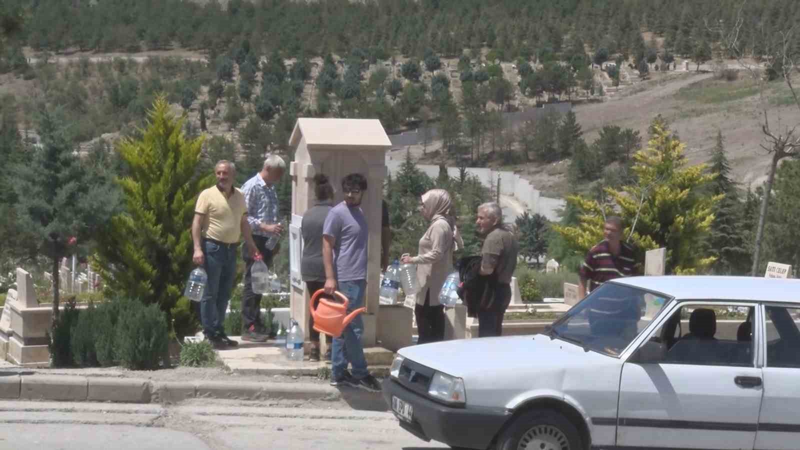 Kurban Bayramı arefesinde mezarlıklar ziyaret edildi 