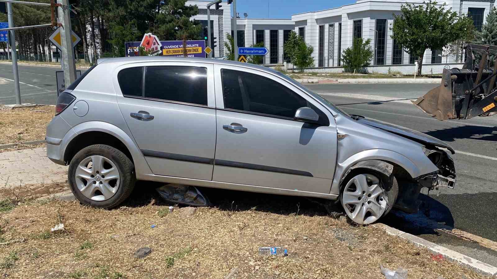 Elazığ’da otomobil refüje çıktı: 4 yaralı 