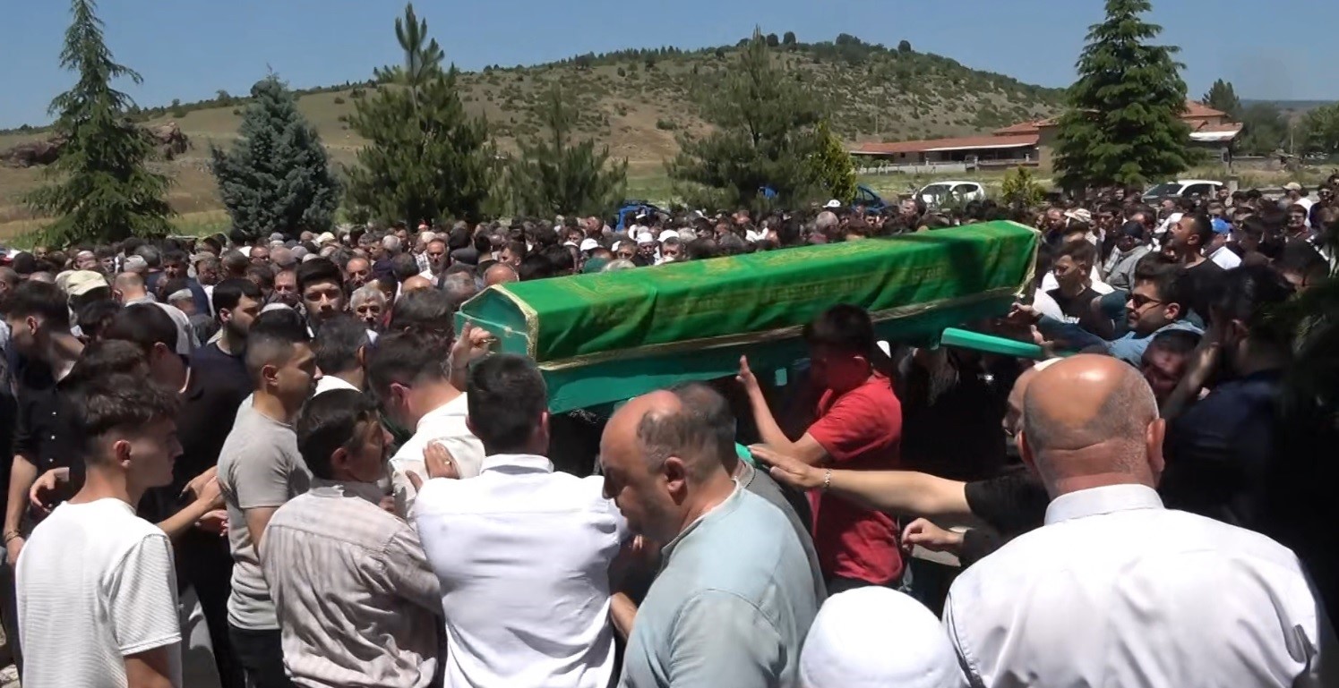 Trafik kazasında hayatını kaybeden genç, son yolculuğuna uğurlandı 