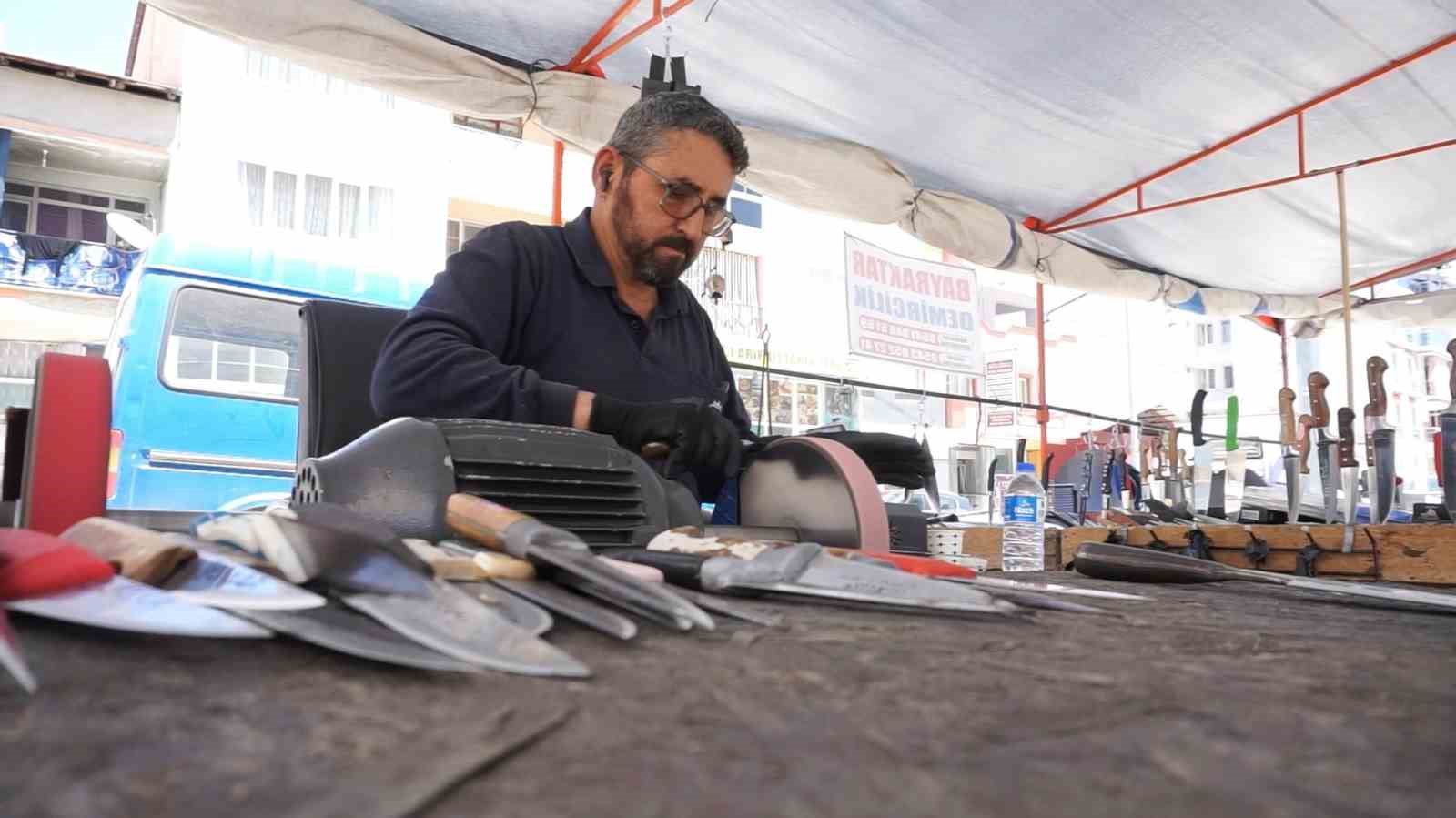 Burdur Gölhisar’da Kurban Bayramı öncesi bıçak bileme ustalarının yoğun mesaisi başladı 
