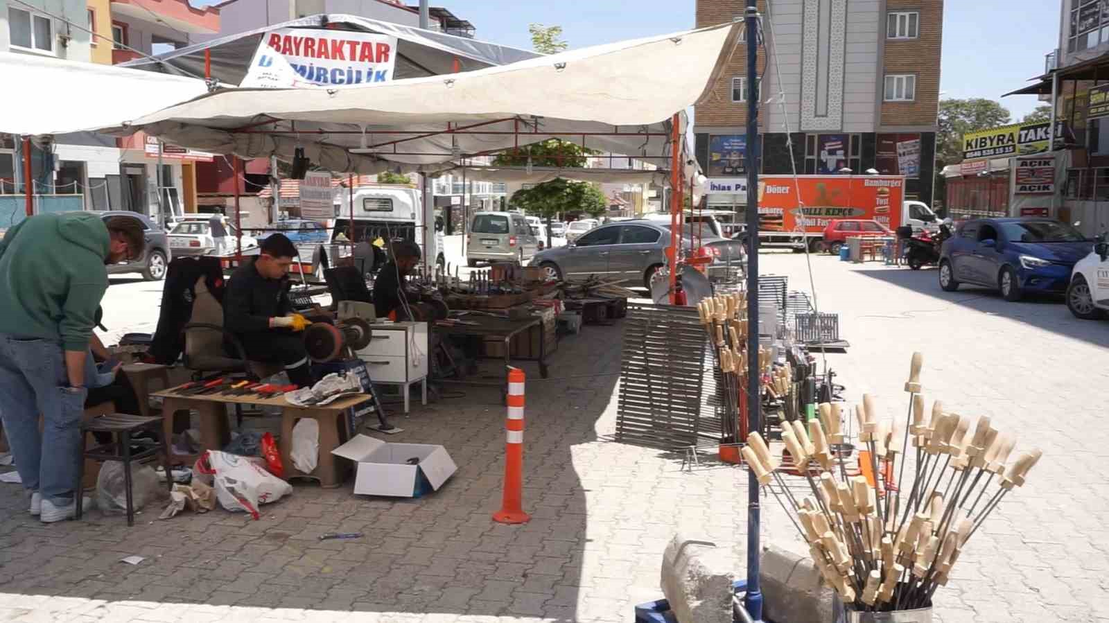 Burdur Gölhisar’da Kurban Bayramı öncesi bıçak bileme ustalarının yoğun mesaisi başladı 