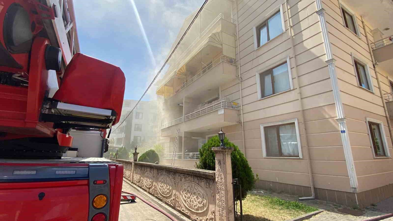 Apartmanda yangın paniği: Yaşlı kadın fenalık geçirdi 