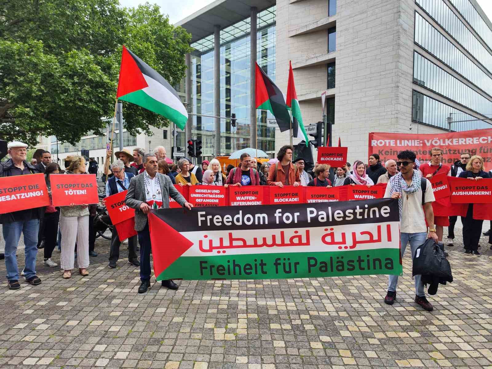 İsrail Dışişleri Bakanı Saar’a Almanya’da Gazze protestosu 