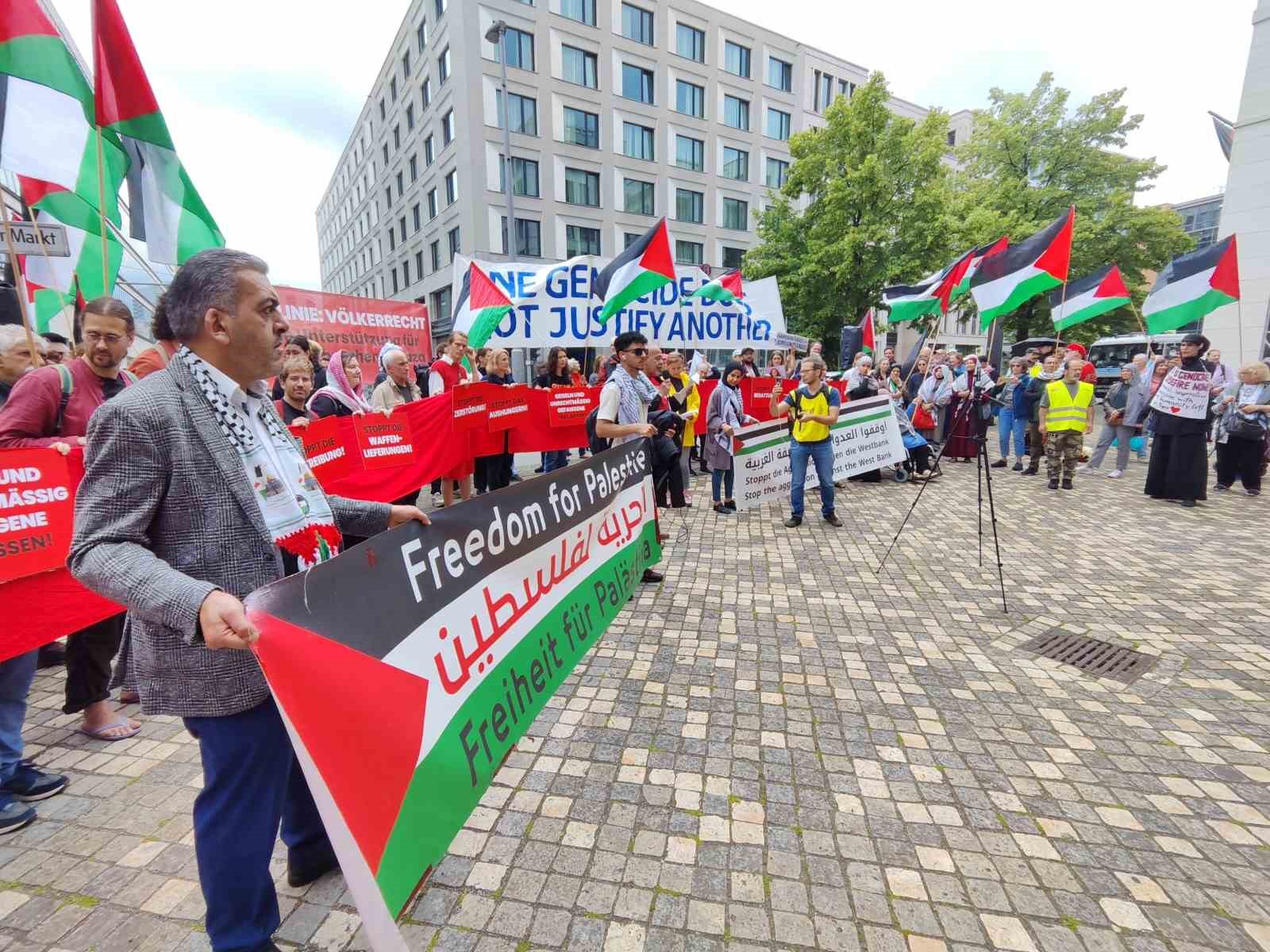 İsrail Dışişleri Bakanı Saar’a Almanya’da Gazze protestosu 