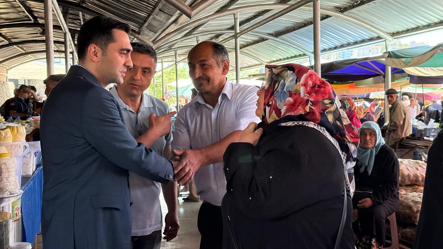 Kaymakam Genç, pazar yerinde vatandaşlarla bayramlaştı 