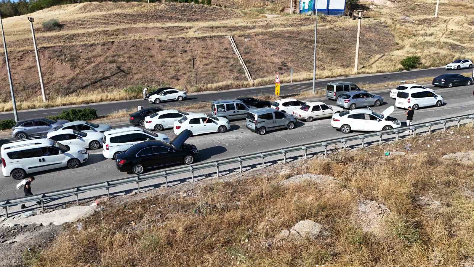 Diyarbakır’da onlarca araç hararet yapınca kilometrelerce kuyruk oluştu 