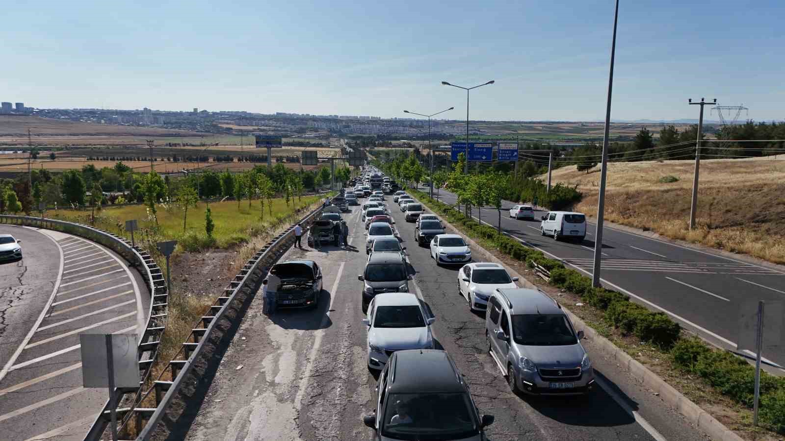 Diyarbakır’da onlarca araç hararet yapınca kilometrelerce kuyruk oluştu 