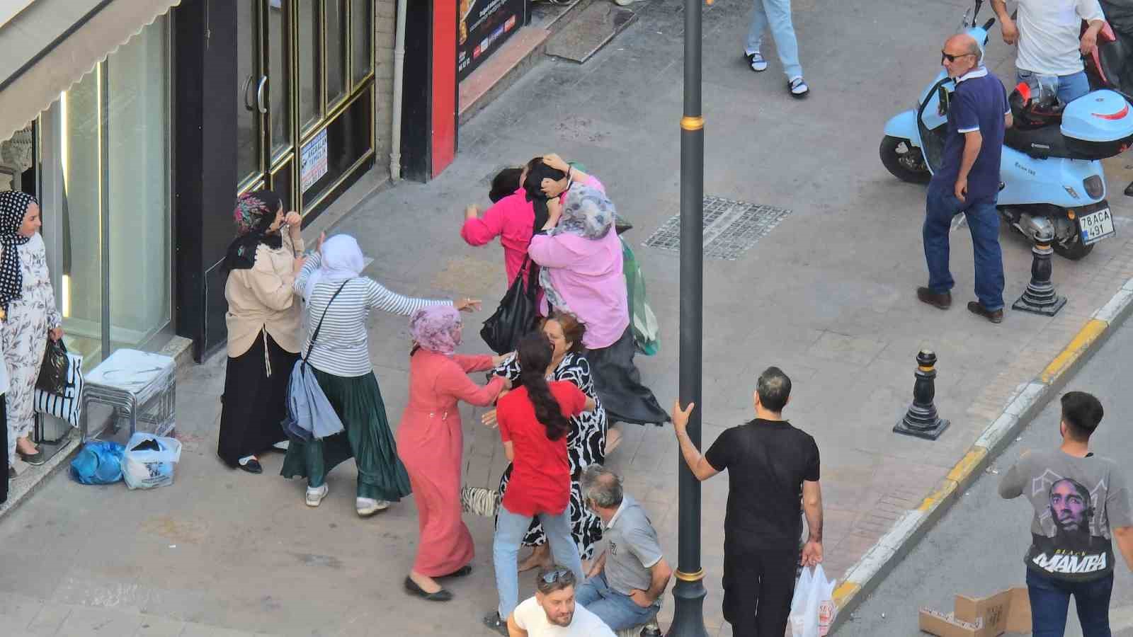 Karabük’te kadınların saç saça kavgası kamerada 