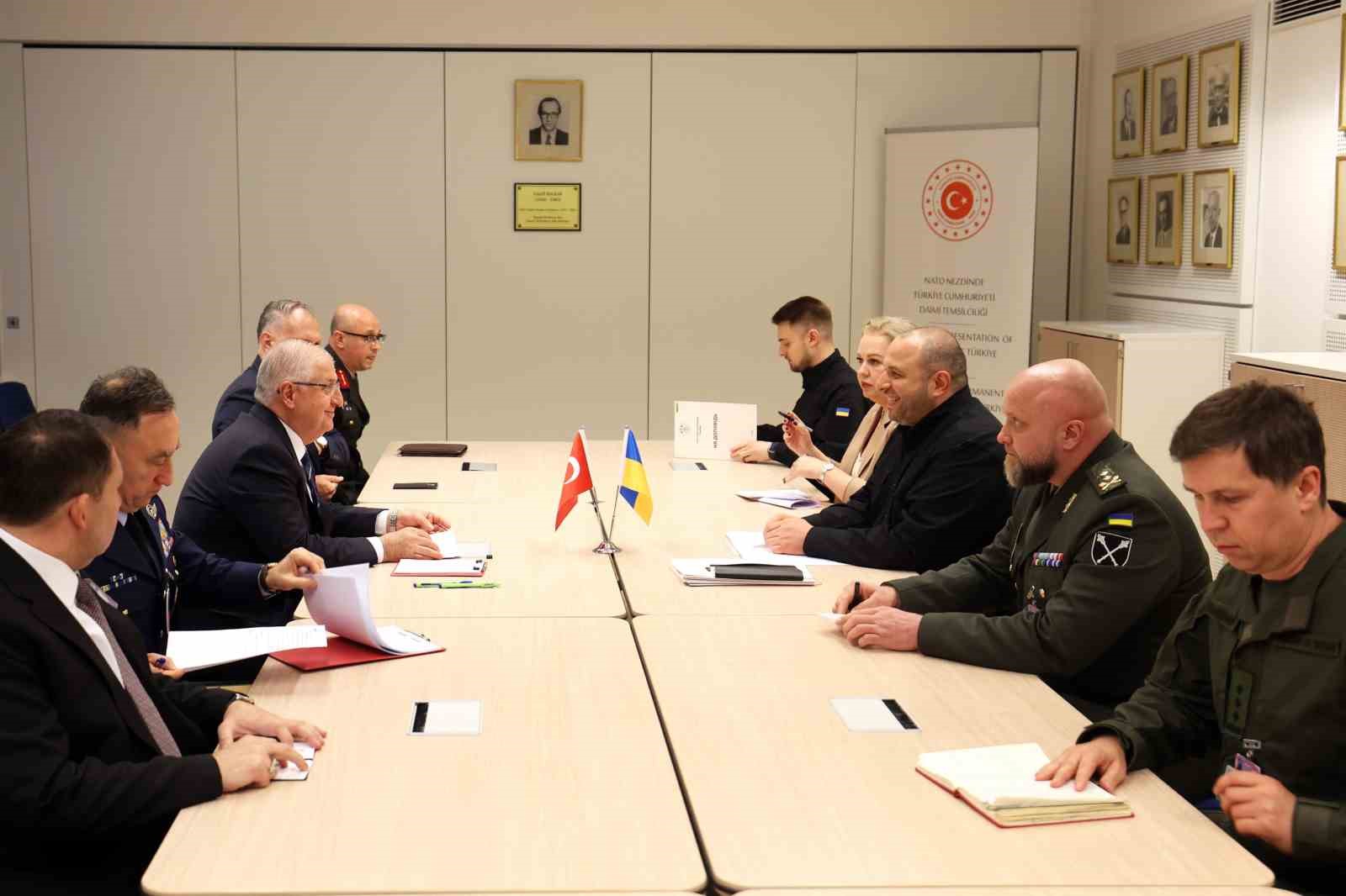 Milli Savunma Bakanı Güler, Ukrayna Savunma Bakanı Umerov ile görüştü 