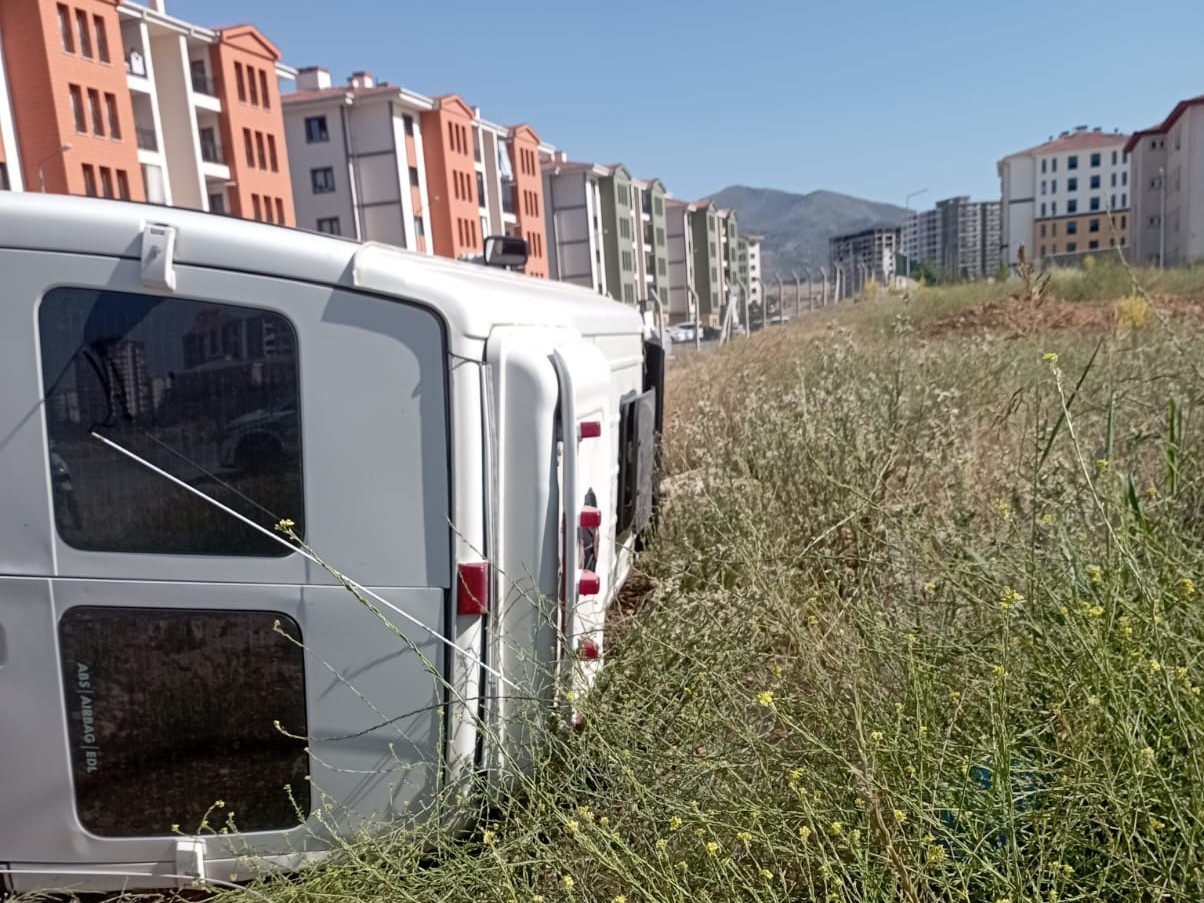 Malatya’da minibüs devrildi: 4 kişi yaralandı 